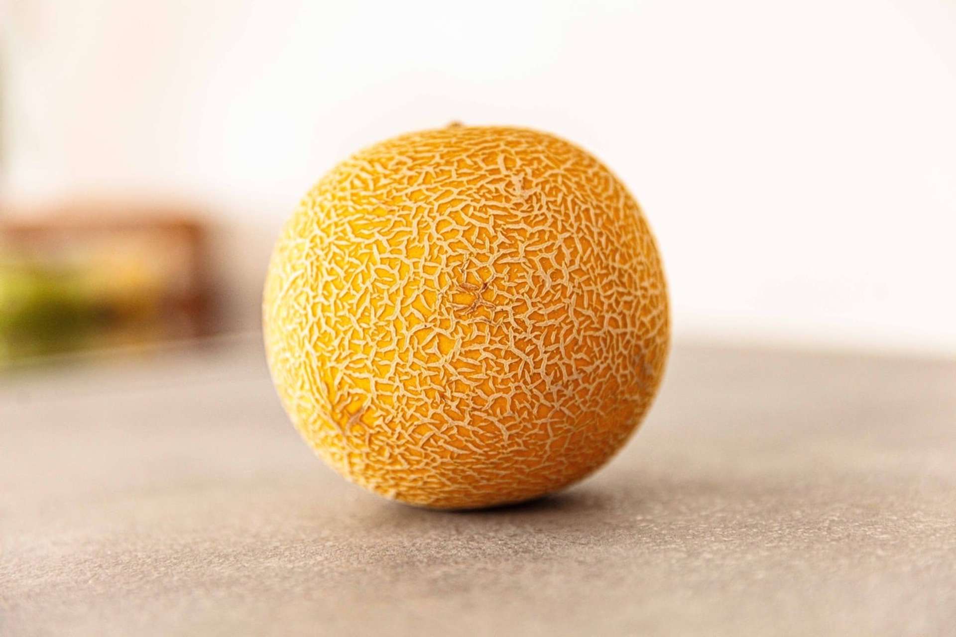 Melón redondo apoyado en una mesa