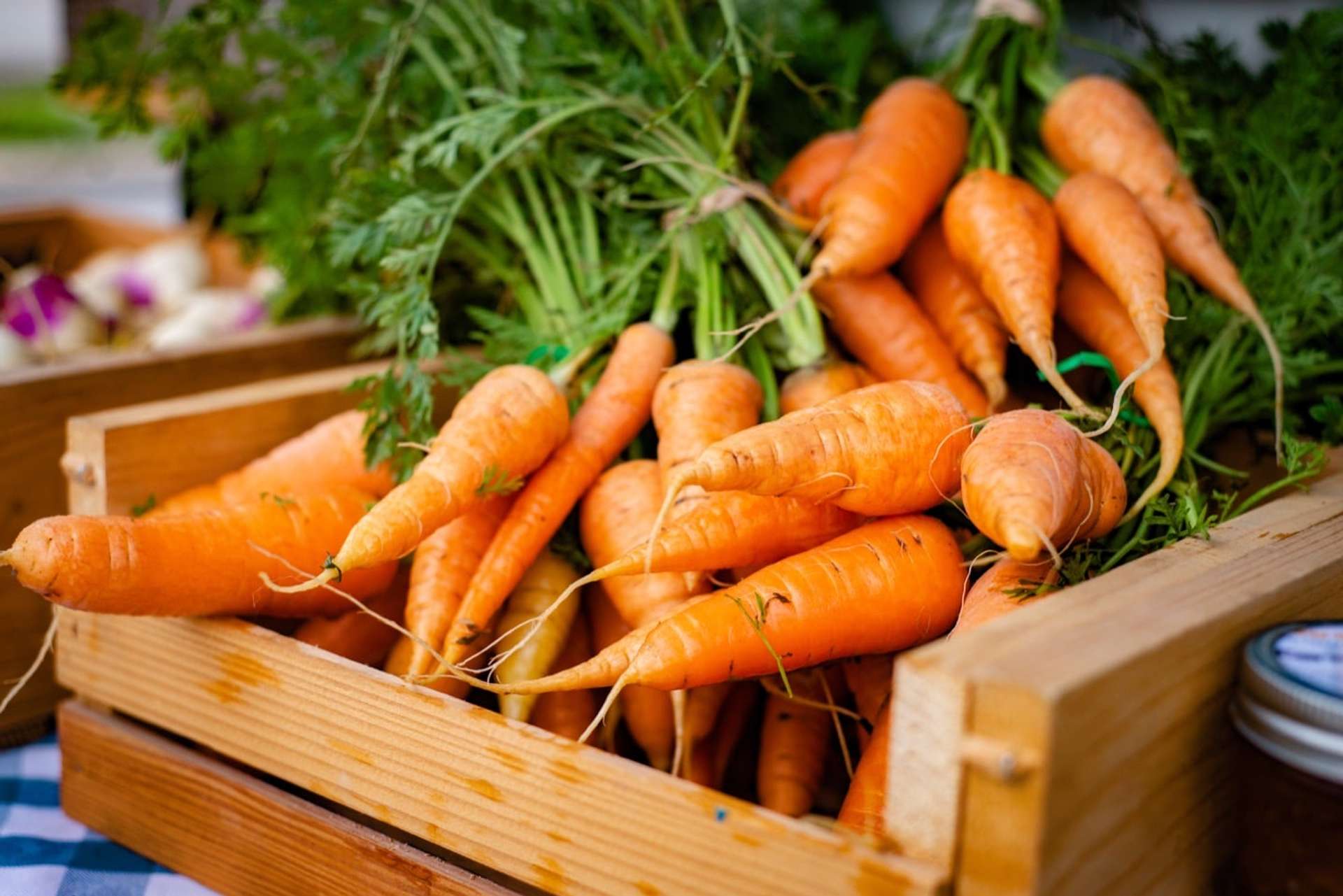 Zanahorias encima de una caja de madera